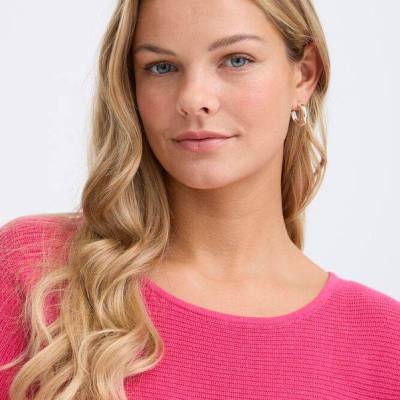 FRSINJA Pullover 1 Very Berry on model close up.jpg